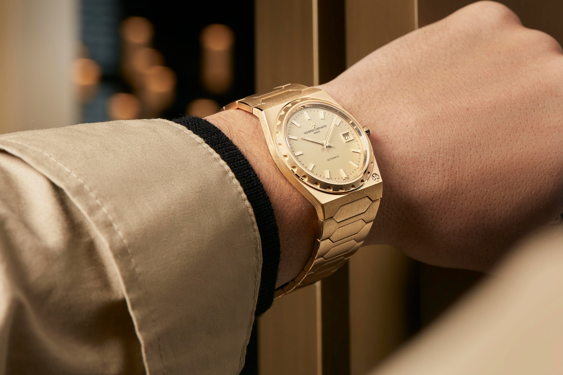 e Vacheron Constantin Les Historiques 222 has the power to put diamonds, Tourbillons and QPs in the shade, and it seems very familiar.